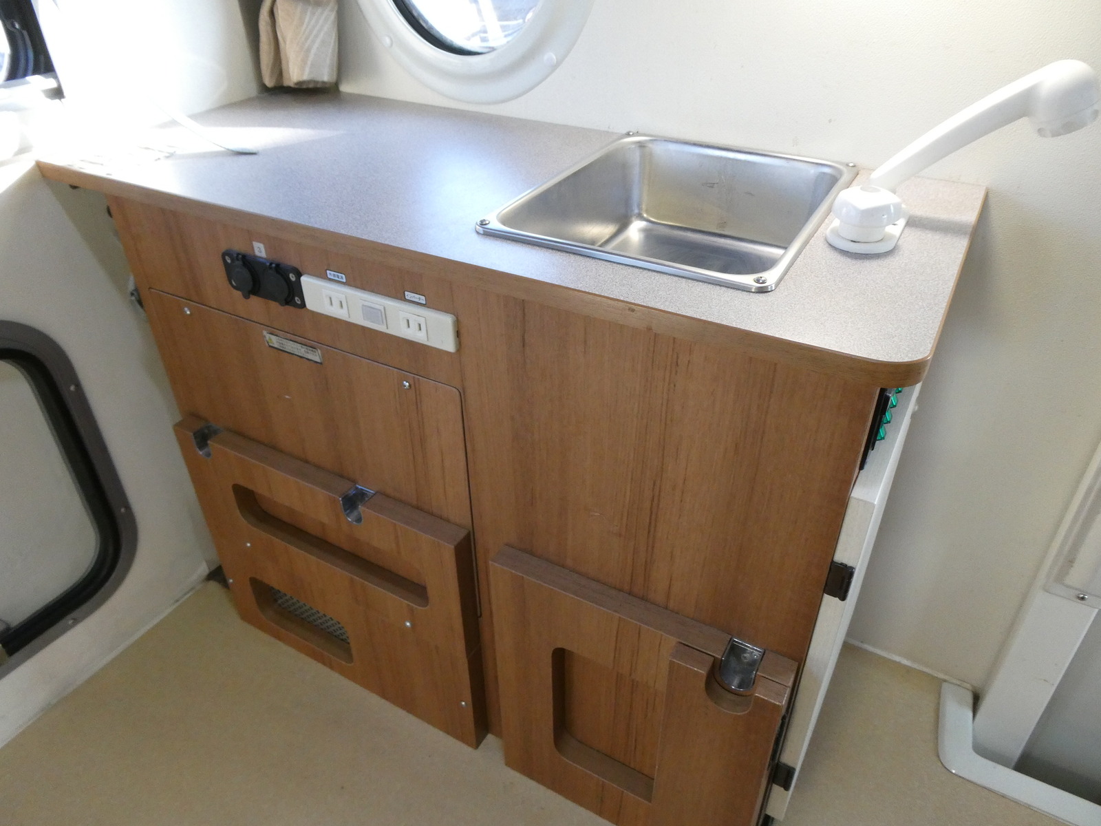 キャンピングカー軽キャンパー