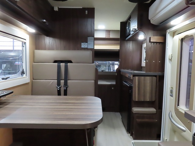 キャンピングカーキャブコン