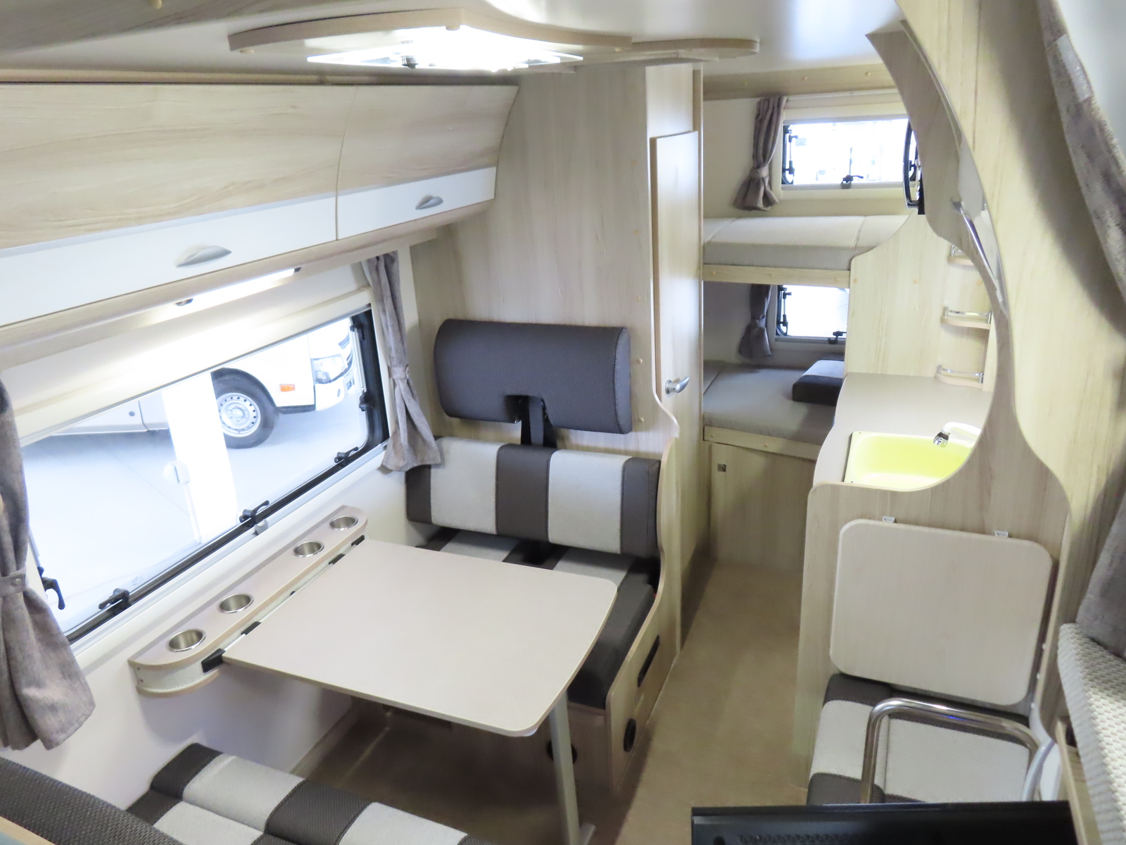 キャンピングカーキャブコン