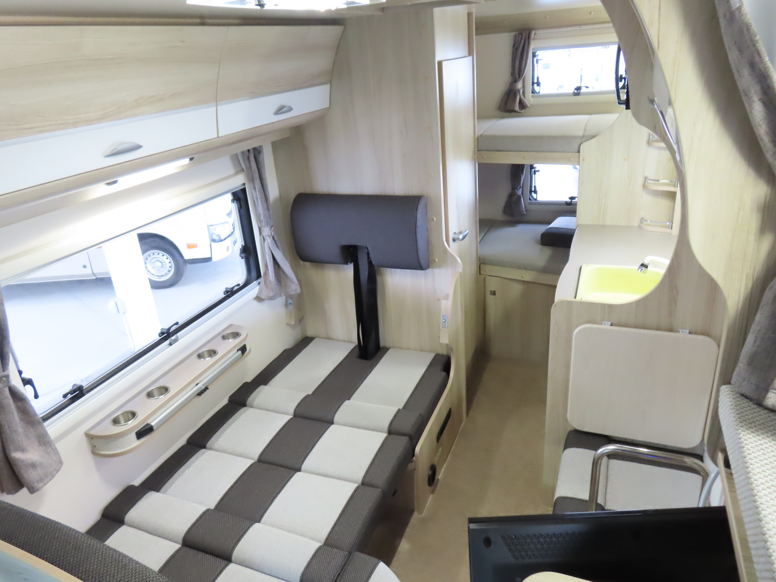 キャンピングカーキャブコン