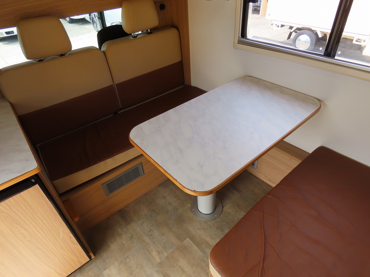 キャンピングカーキャブコン