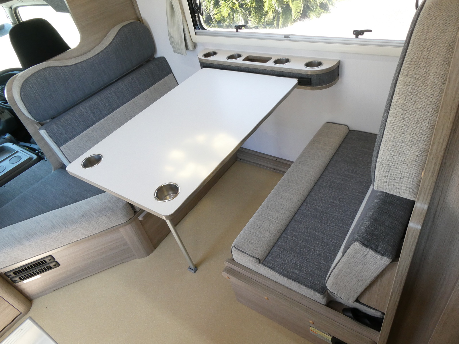 キャンピングカーキャブコン