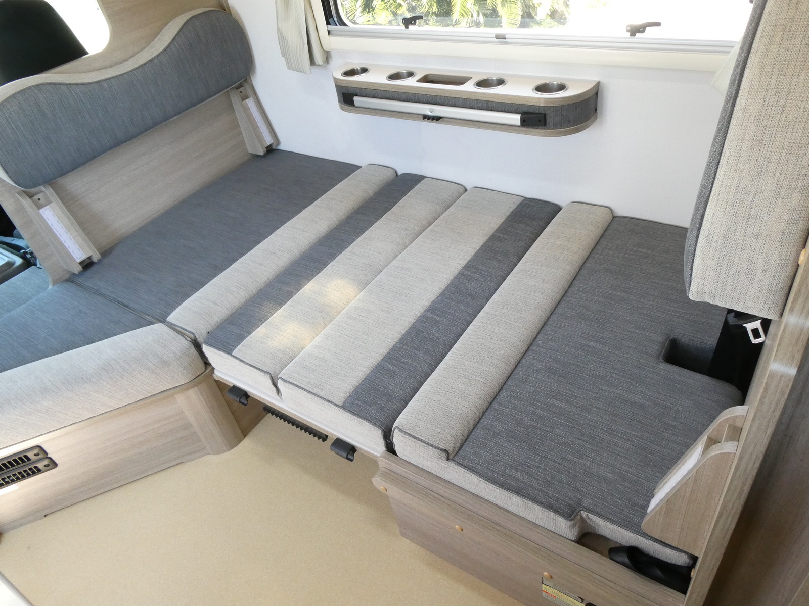 キャンピングカーキャブコン