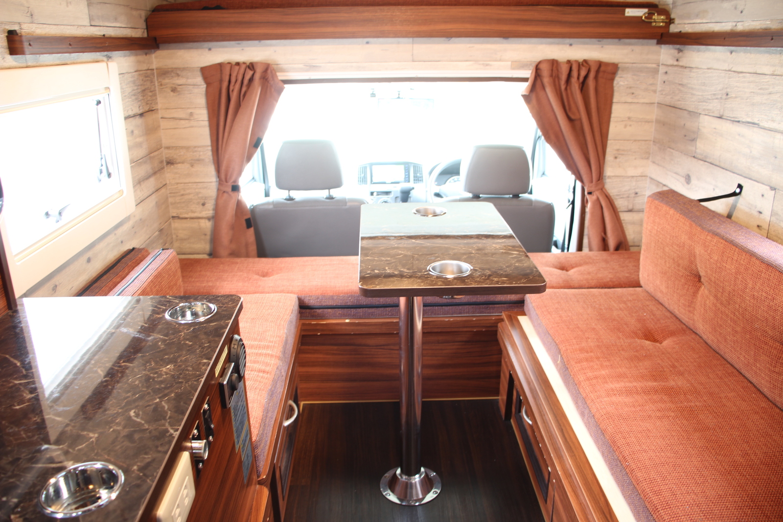 キャンピングカーキャブコン