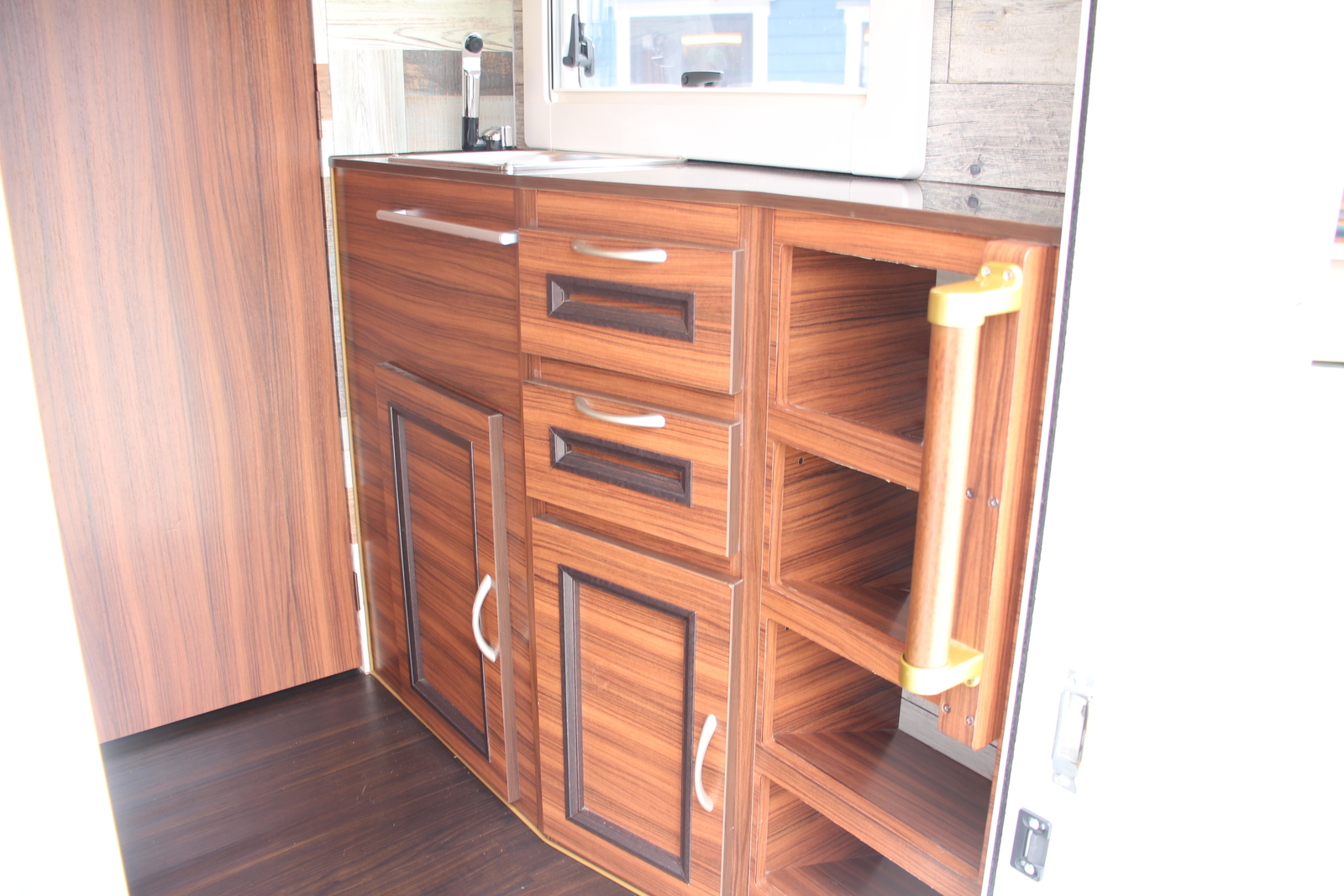 キャンピングカーキャブコン