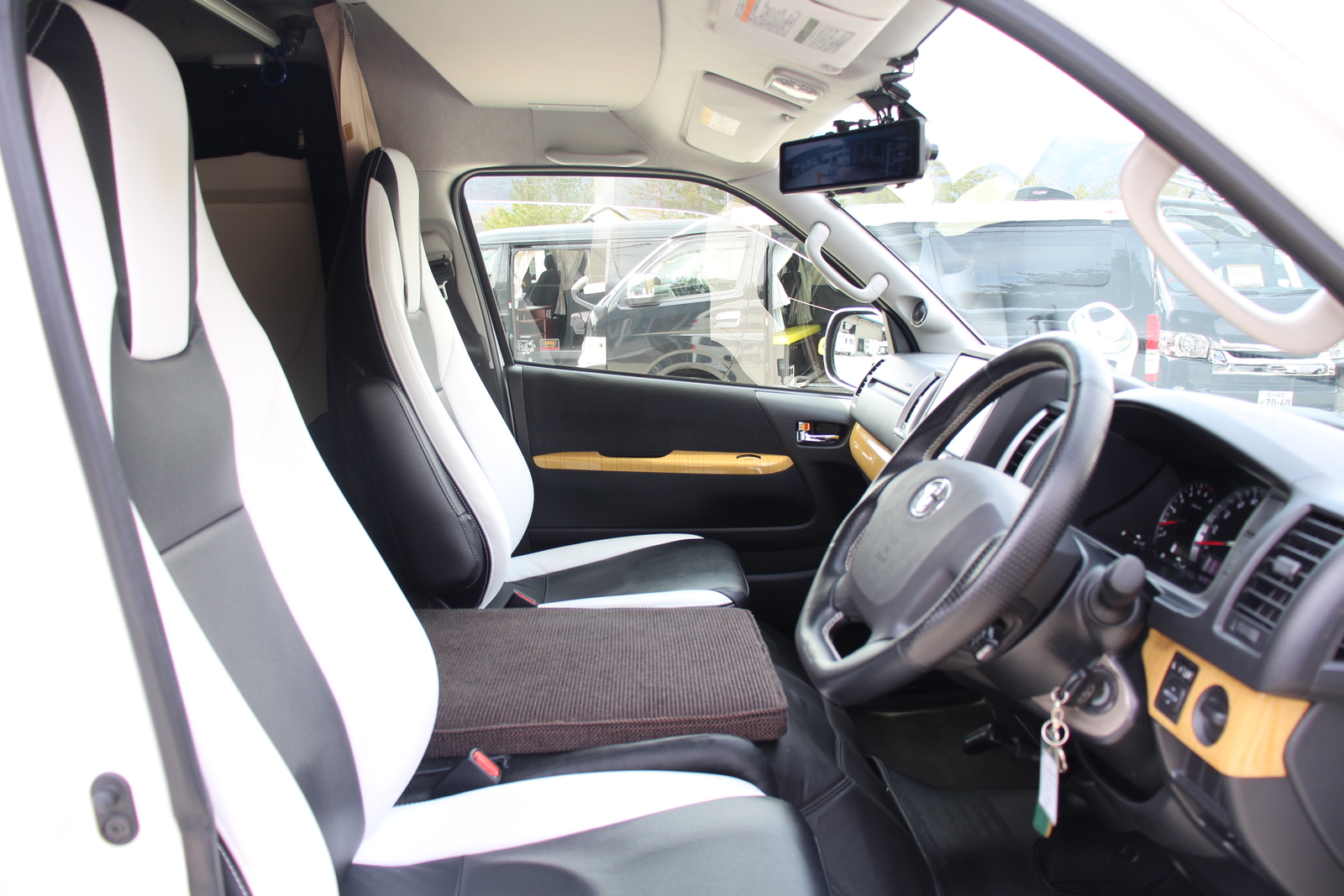 キャンピングカーバンコン