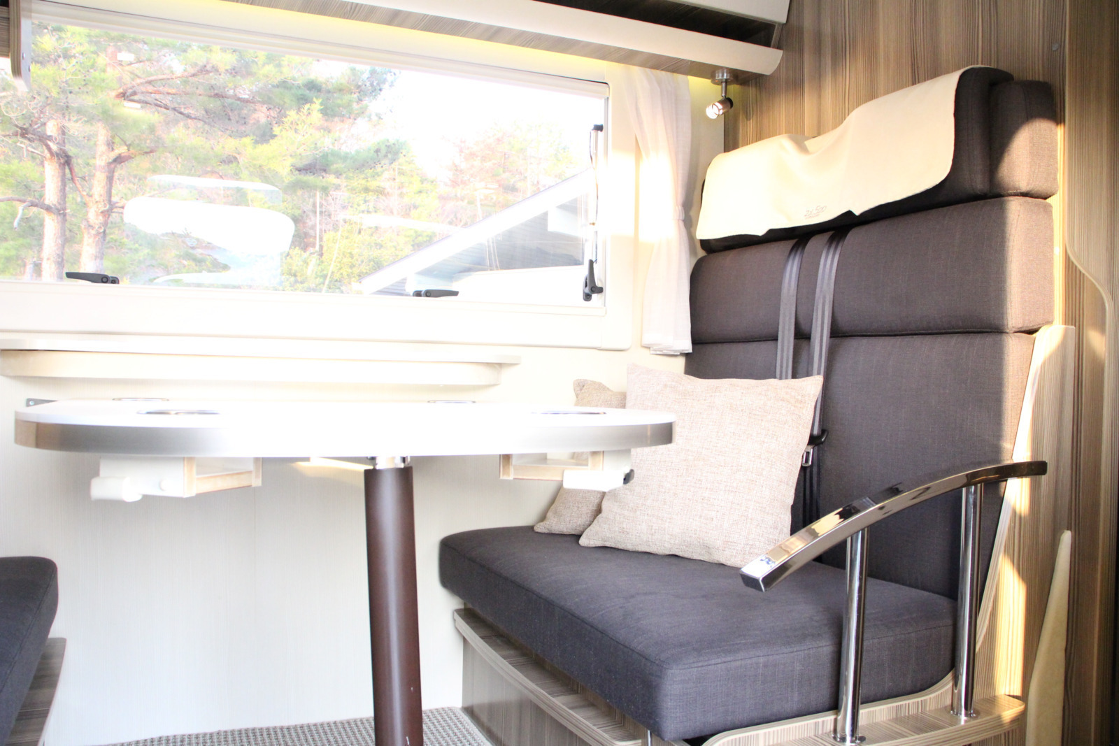 キャンピングカーキャブコン