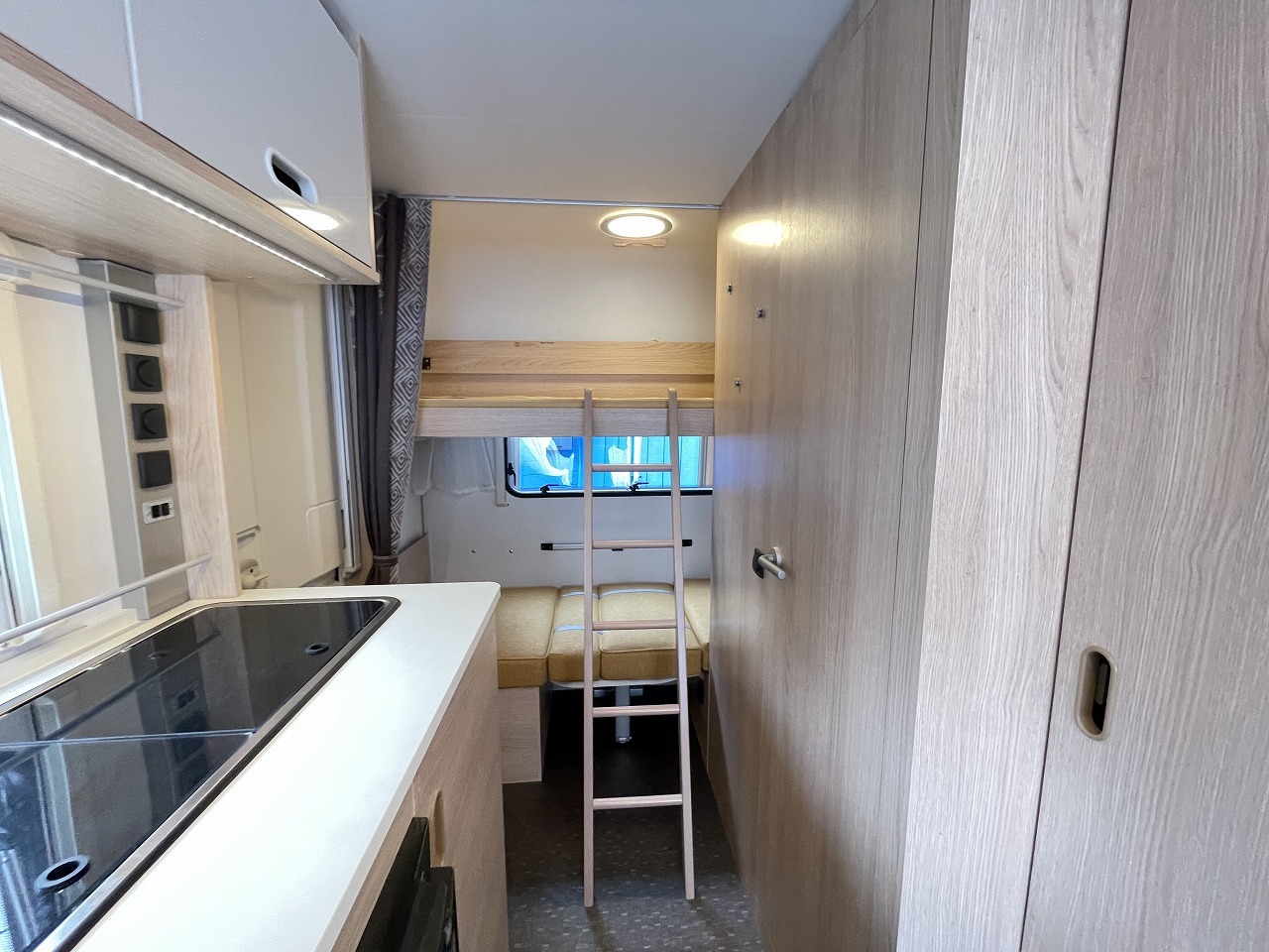 キャンピングカートレーラー