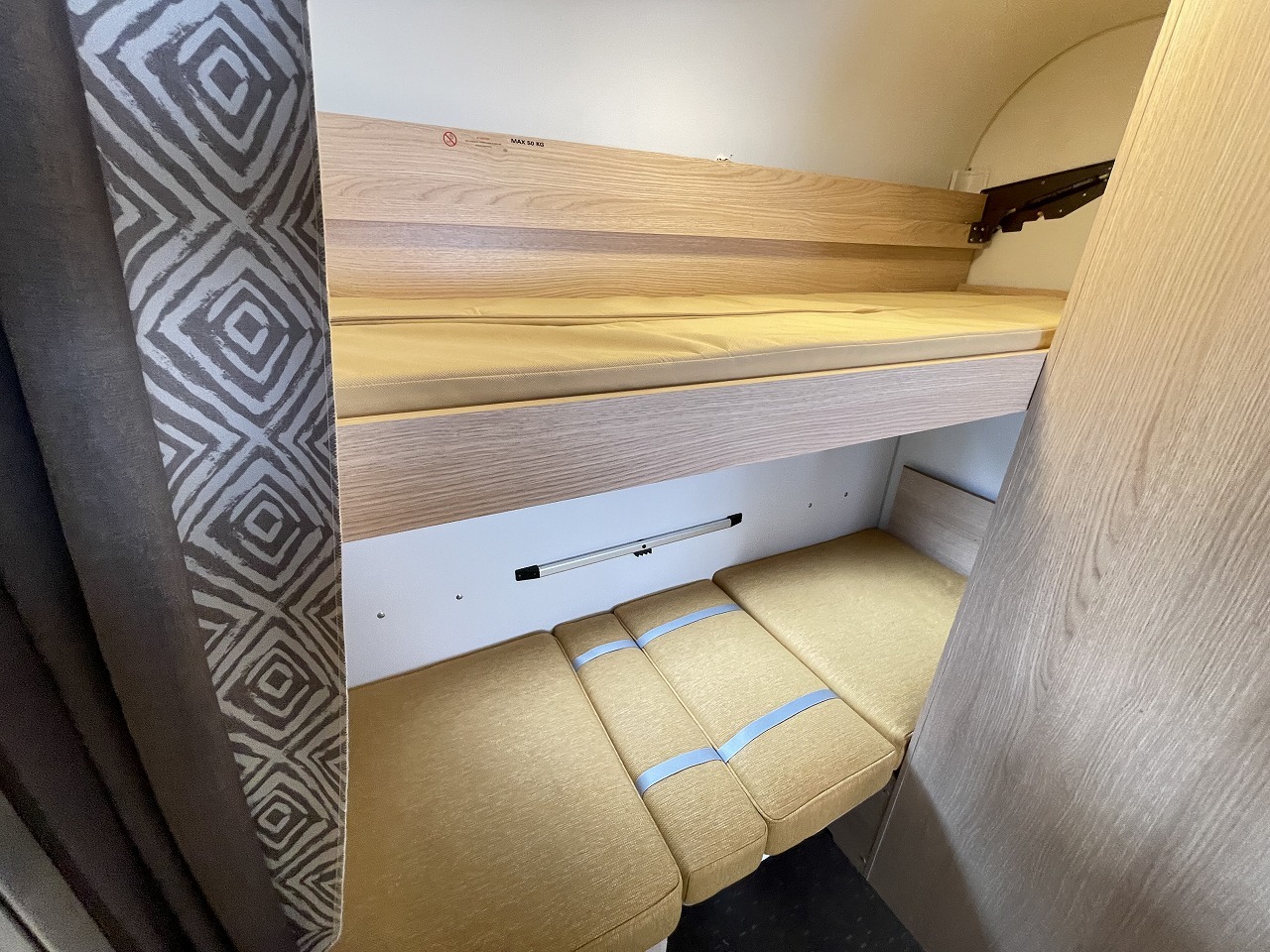 キャンピングカートレーラー