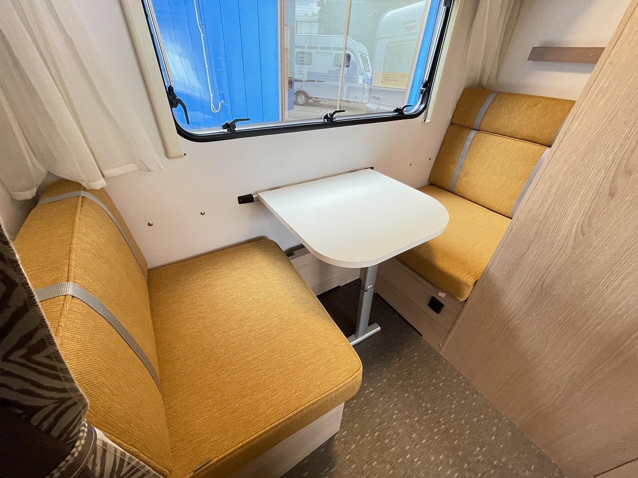 キャンピングカートレーラー