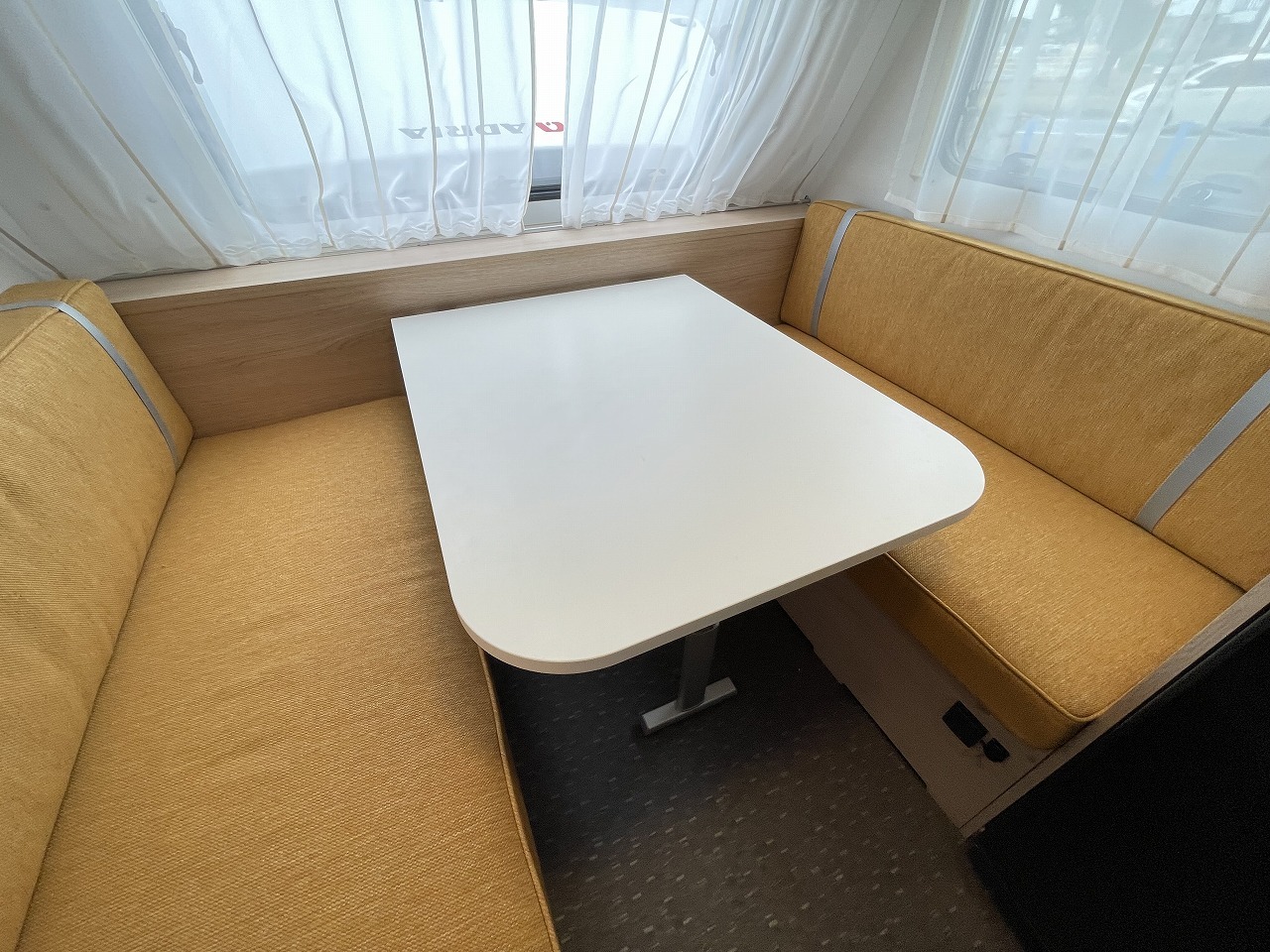 キャンピングカートレーラー