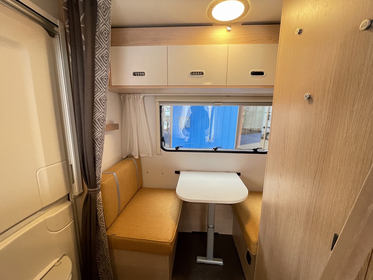 キャンピングカートレーラー