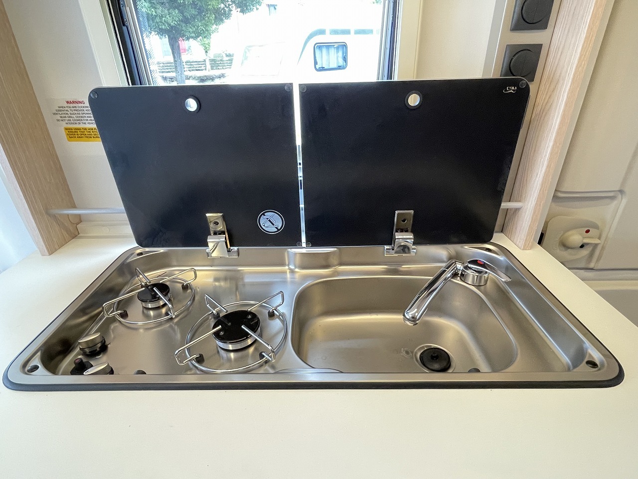 キャンピングカートレーラー