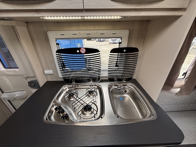 キャンピングカートレーラー