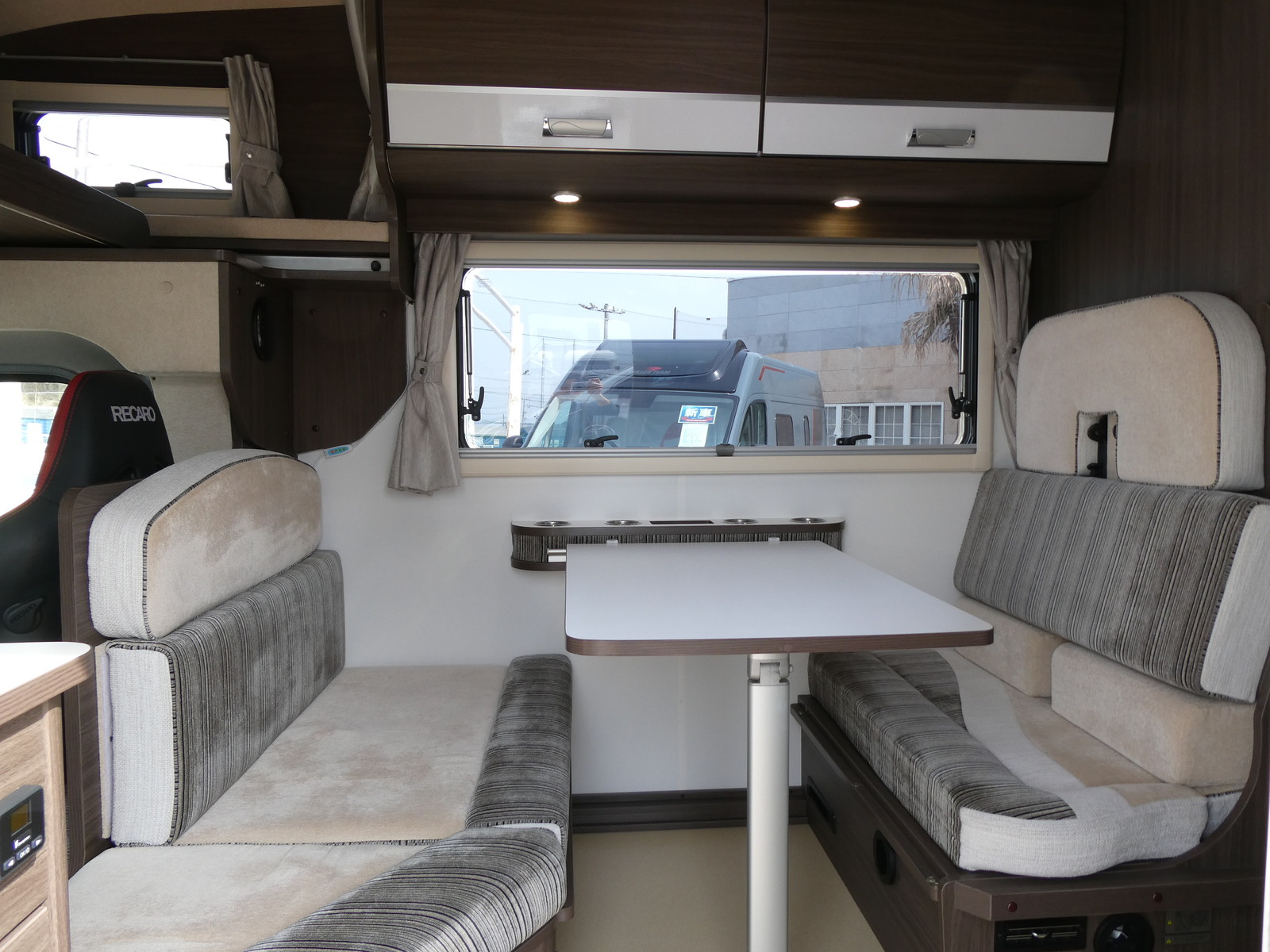 キャンピングカーキャブコン