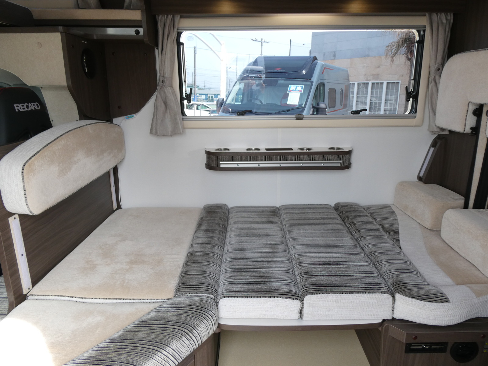 キャンピングカーキャブコン