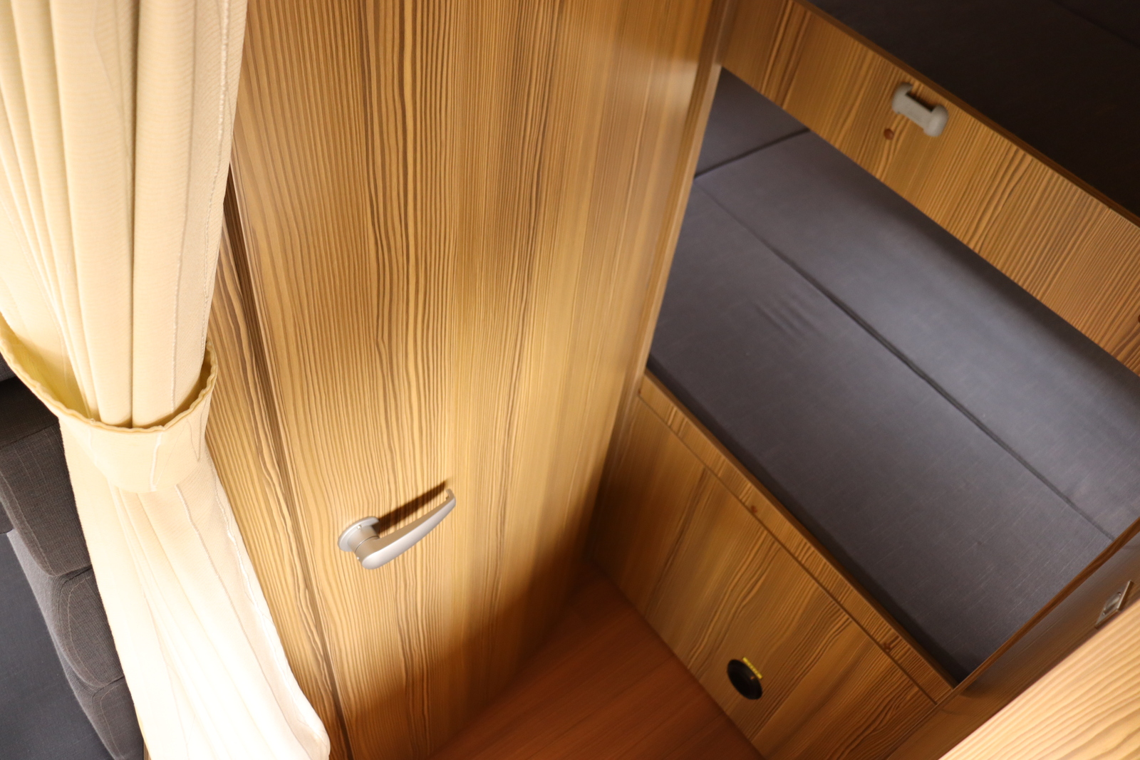 キャンピングカーキャブコン