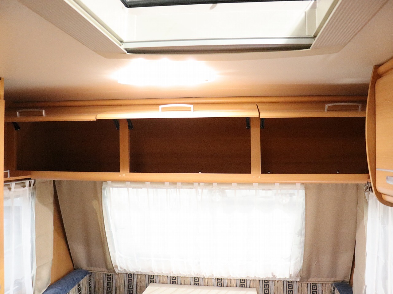 キャンピングカートレーラー