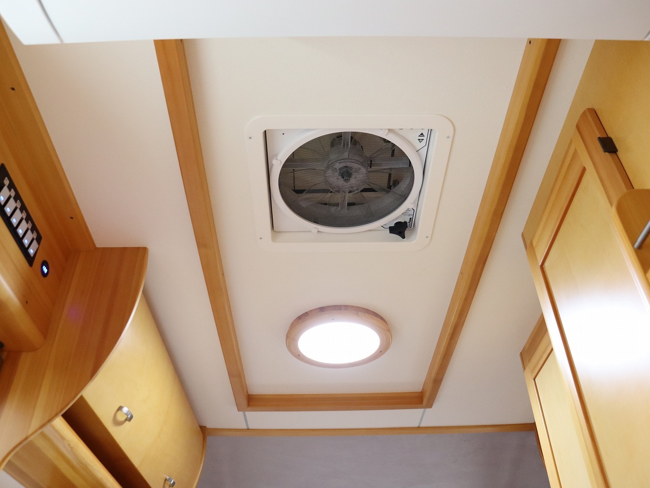 キャンピングカートレーラー