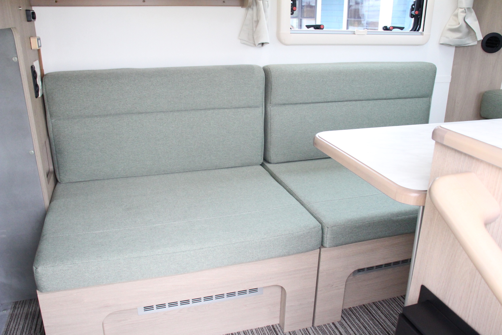 キャンピングカー軽キャンパー