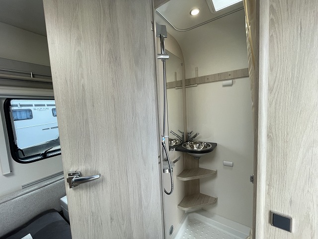 キャンピングカートレーラー