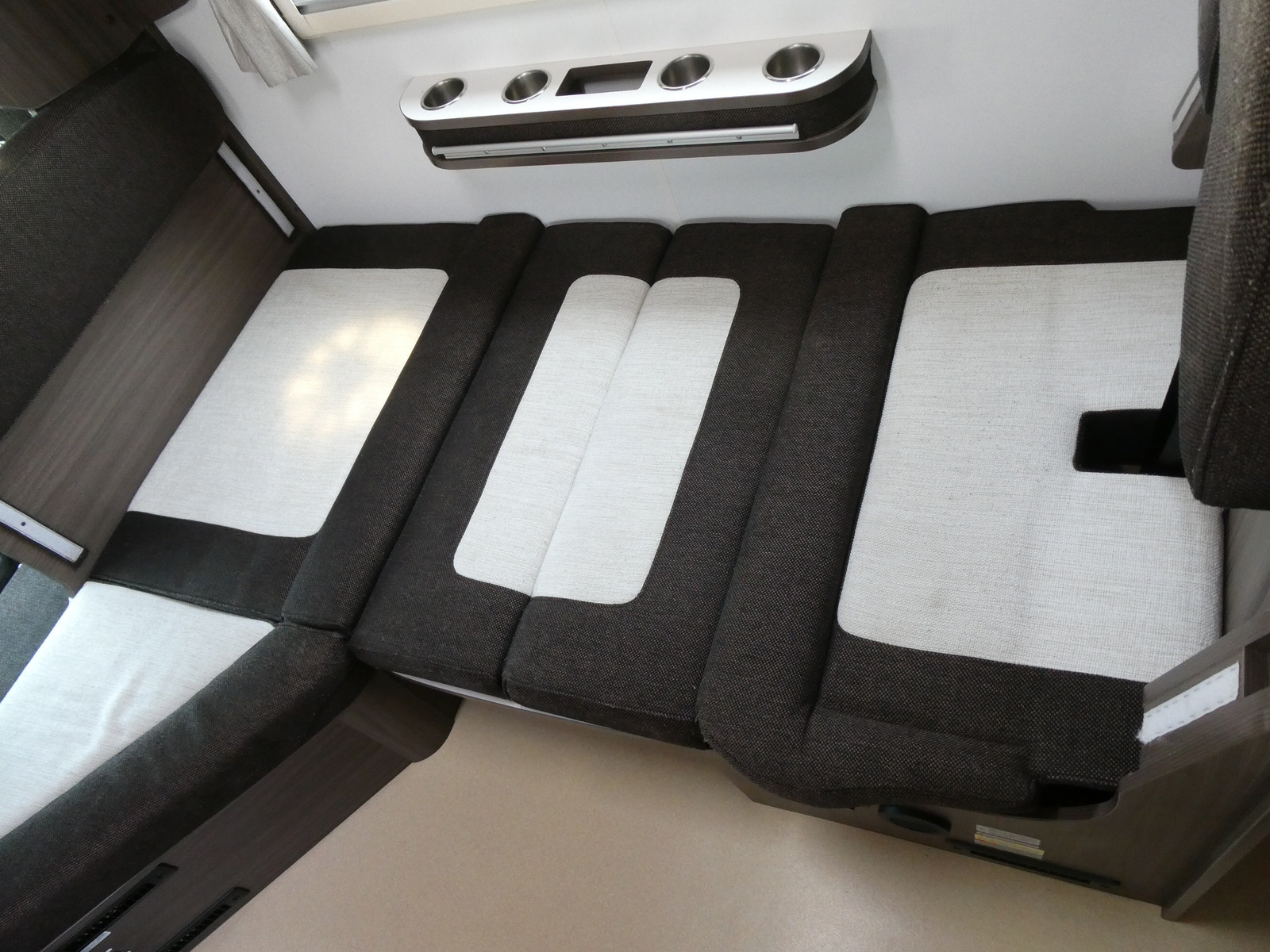 キャンピングカーキャブコン