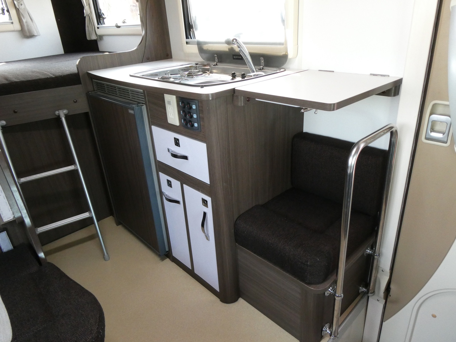 キャンピングカーキャブコン