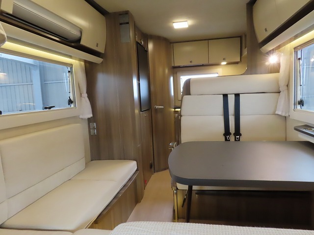 キャンピングカーキャブコン