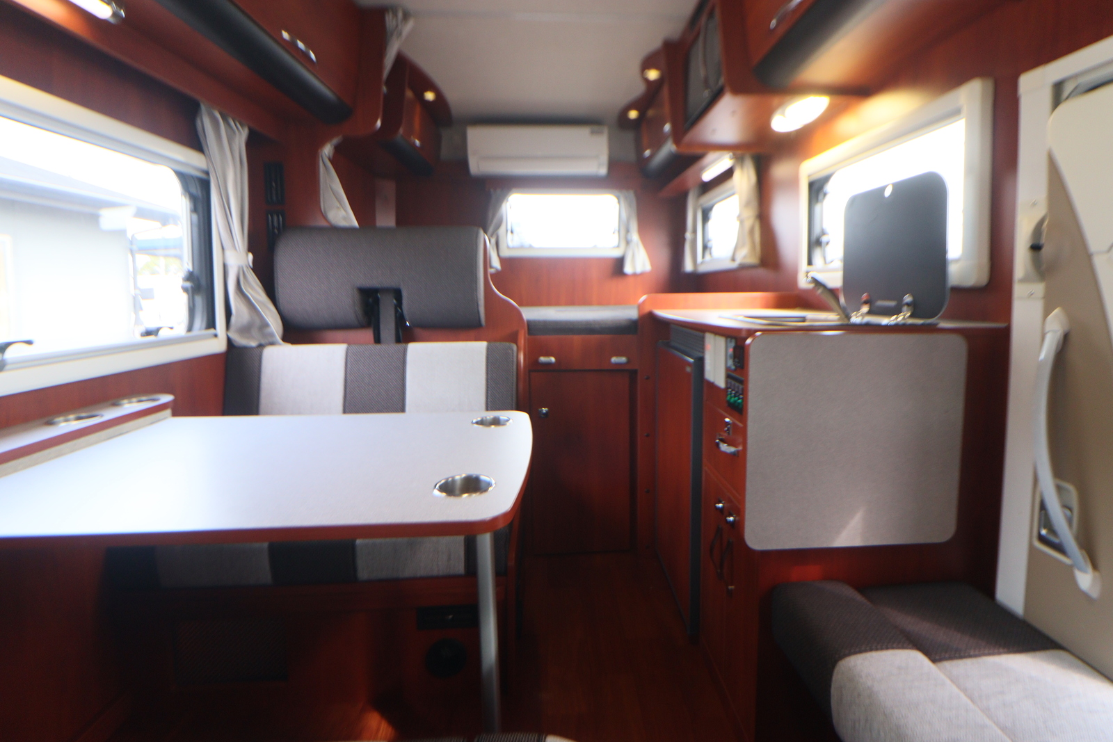 キャンピングカーキャブコン