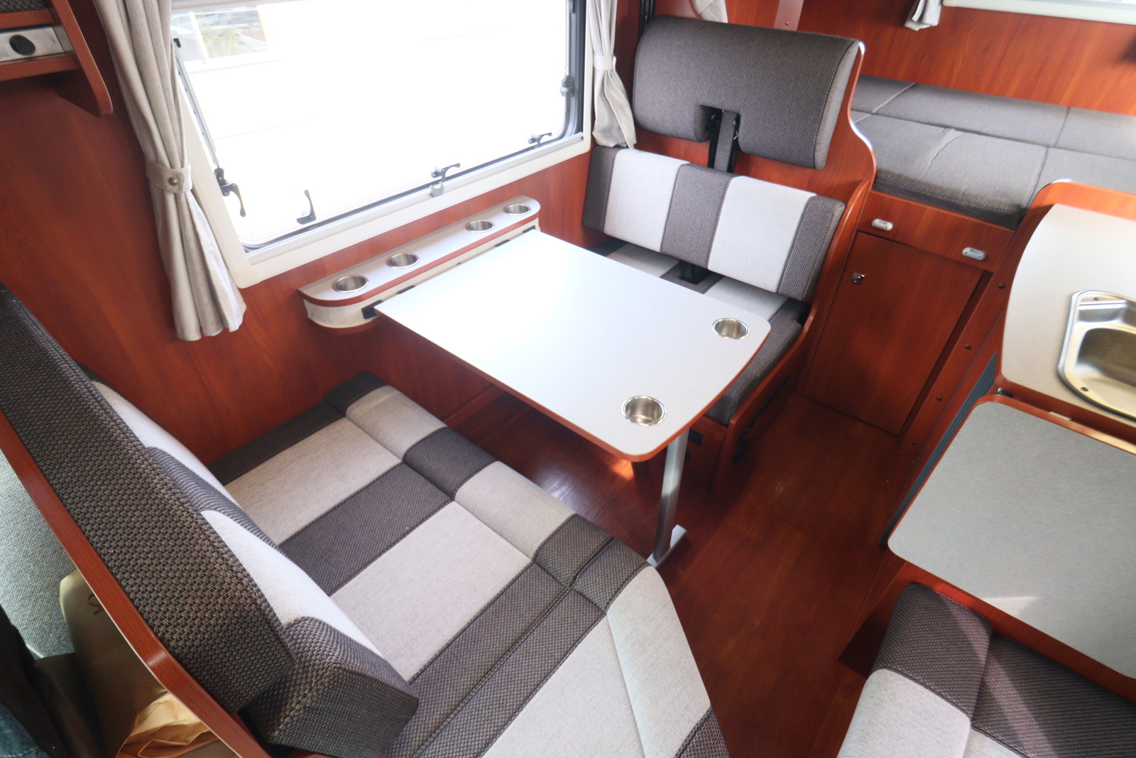 キャンピングカーキャブコン