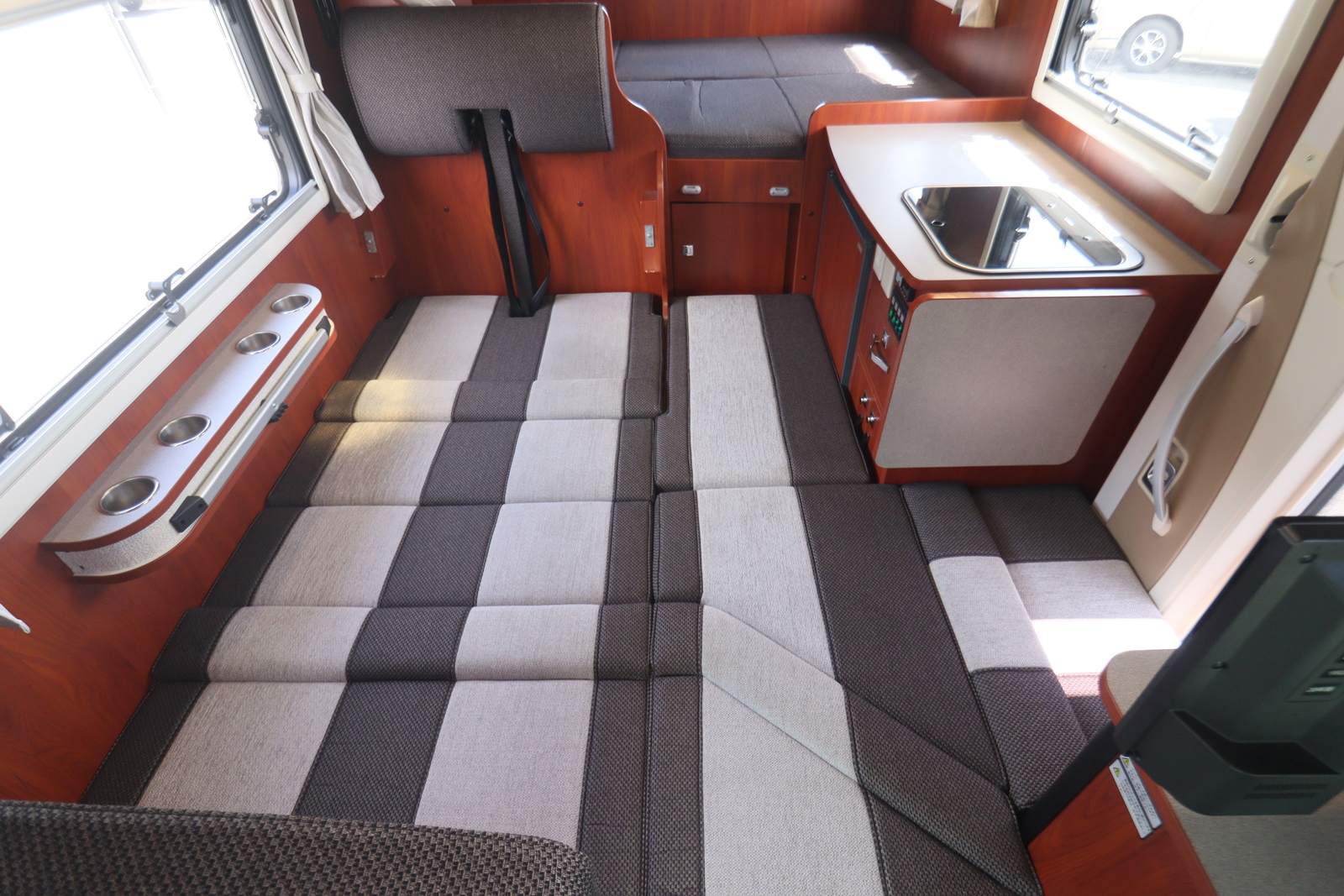 キャンピングカーキャブコン