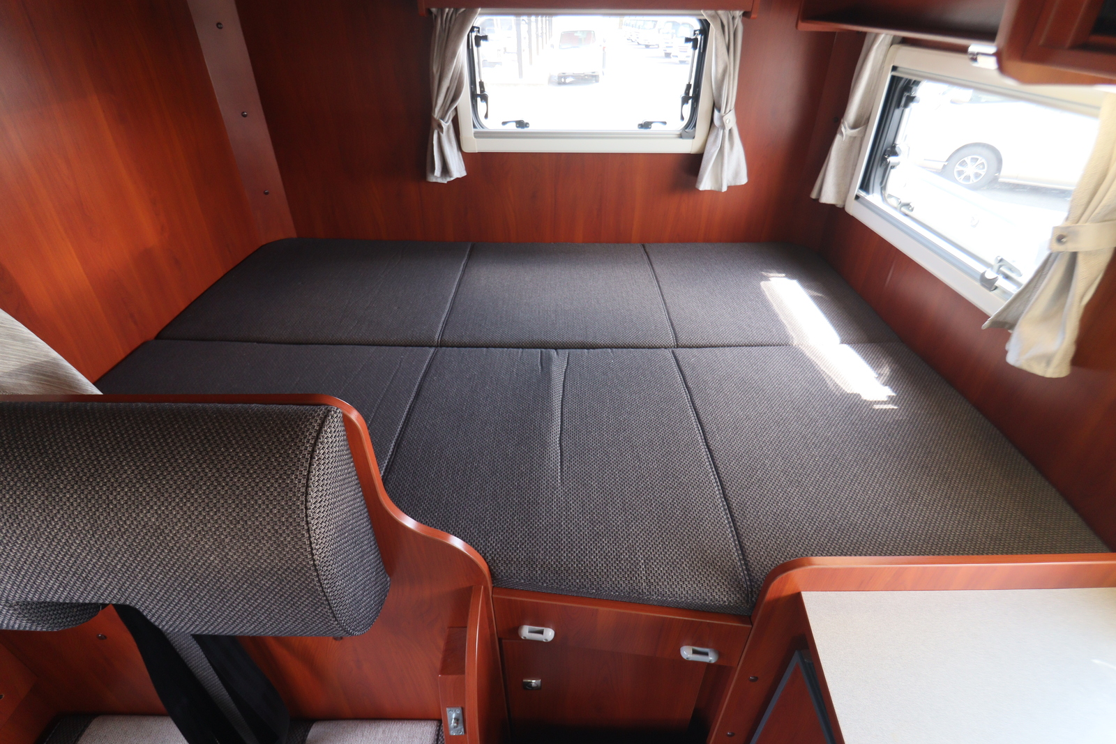 キャンピングカーキャブコン