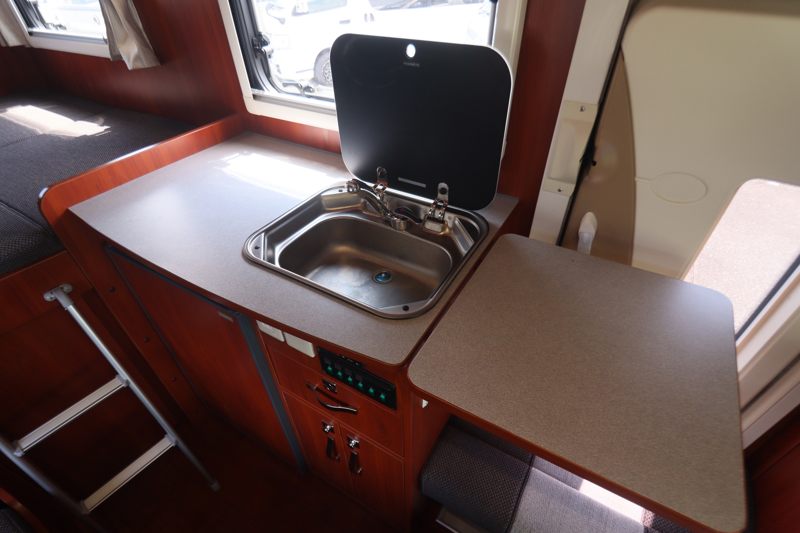 キャンピングカーキャブコン