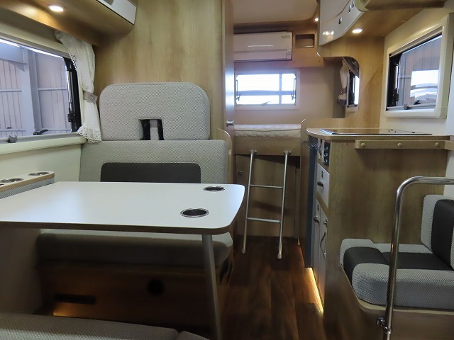 キャンピングカーキャブコン