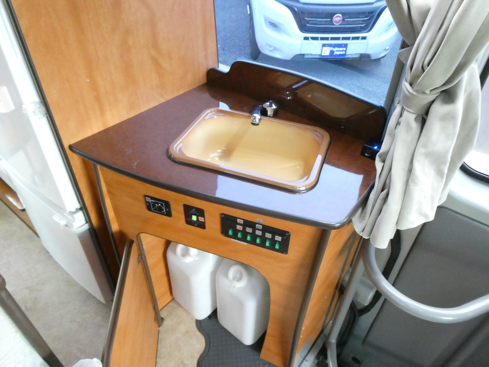 キャンピングカーバスコン