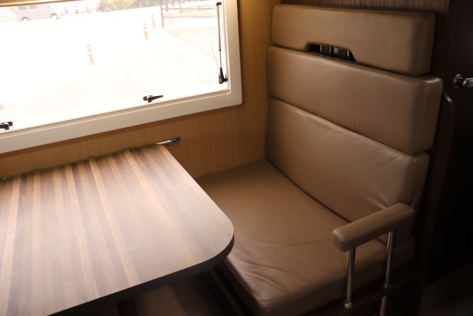 キャンピングカーキャブコン