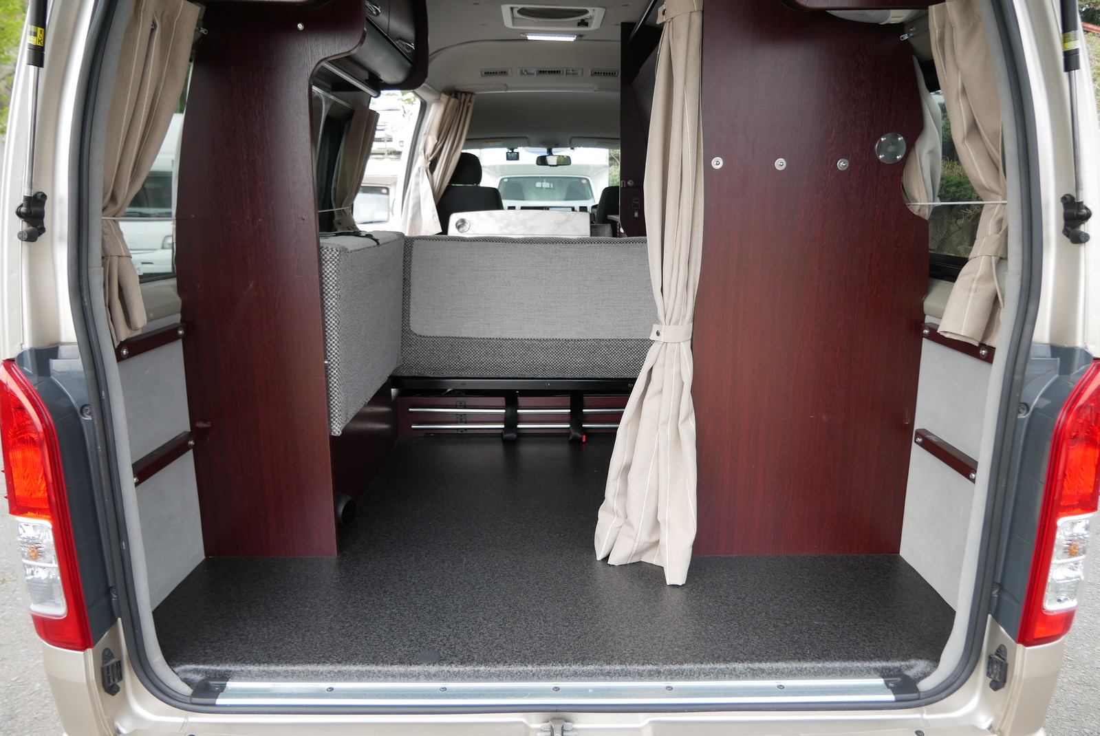 キャンピングカーバンコン