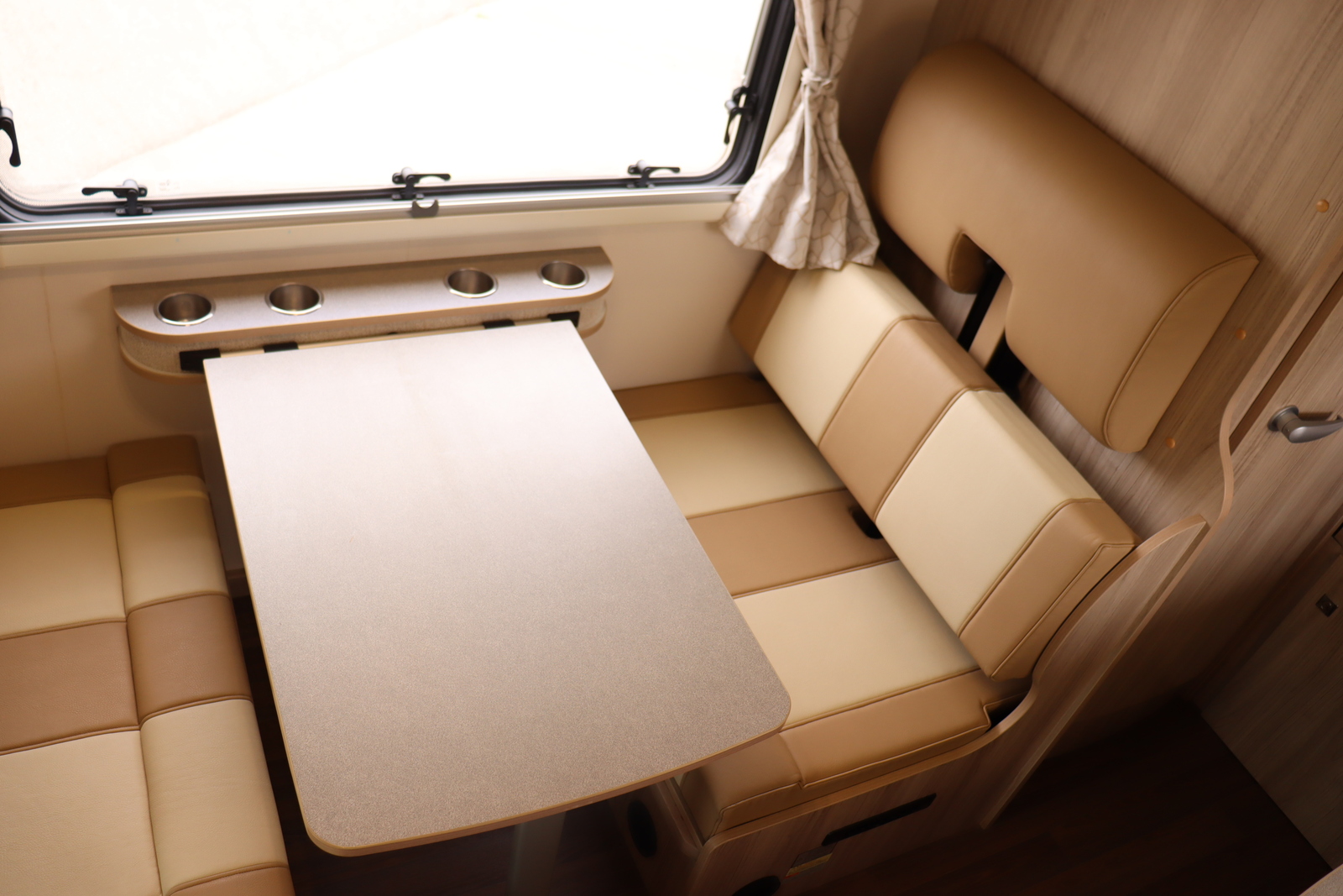 キャンピングカーキャブコン