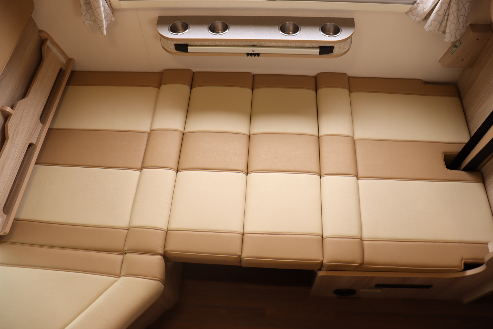 キャンピングカーキャブコン