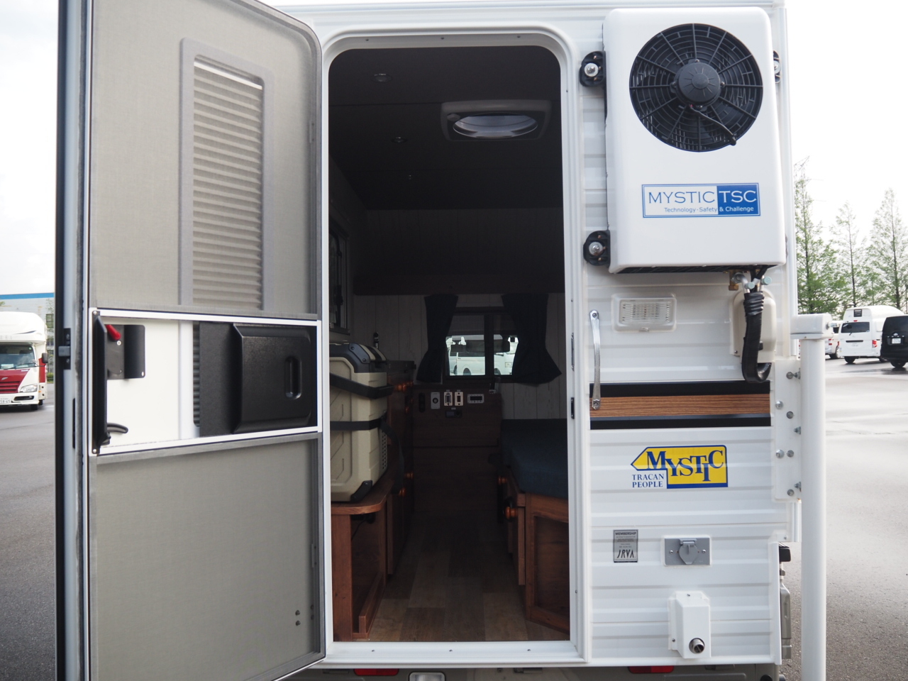 キャンピングカー軽キャンパー