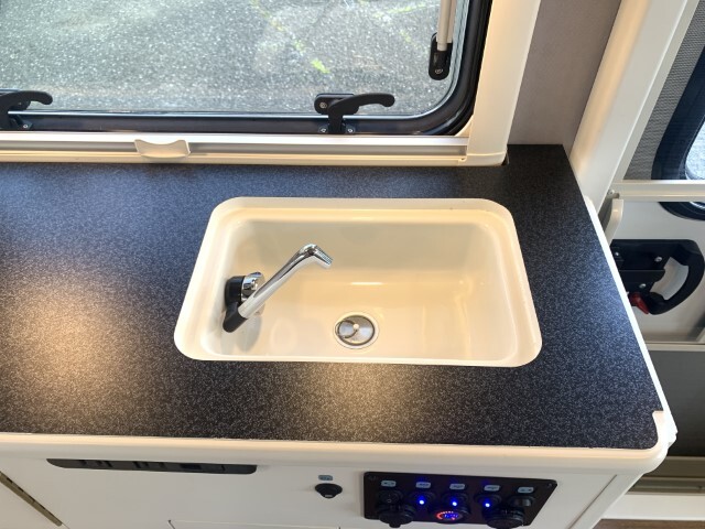 キャンピングカー軽キャンパー