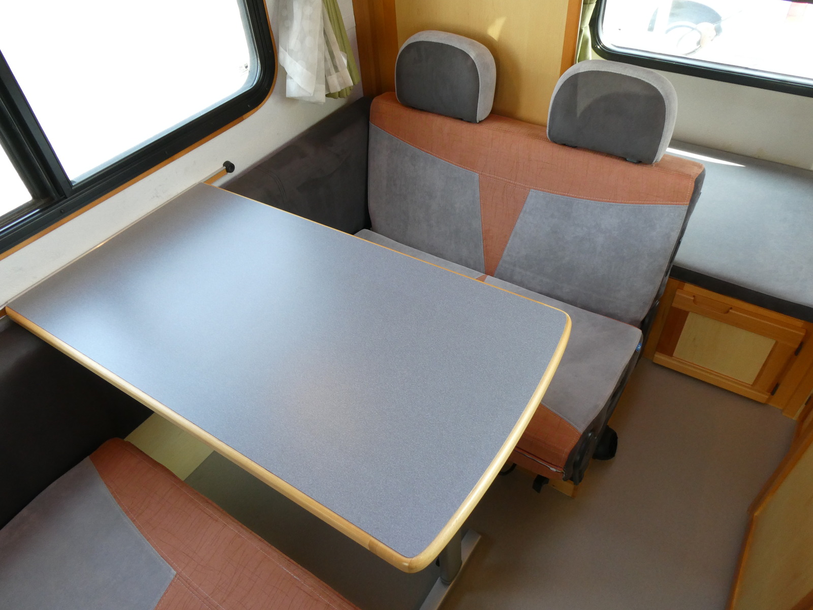 キャンピングカーキャブコン
