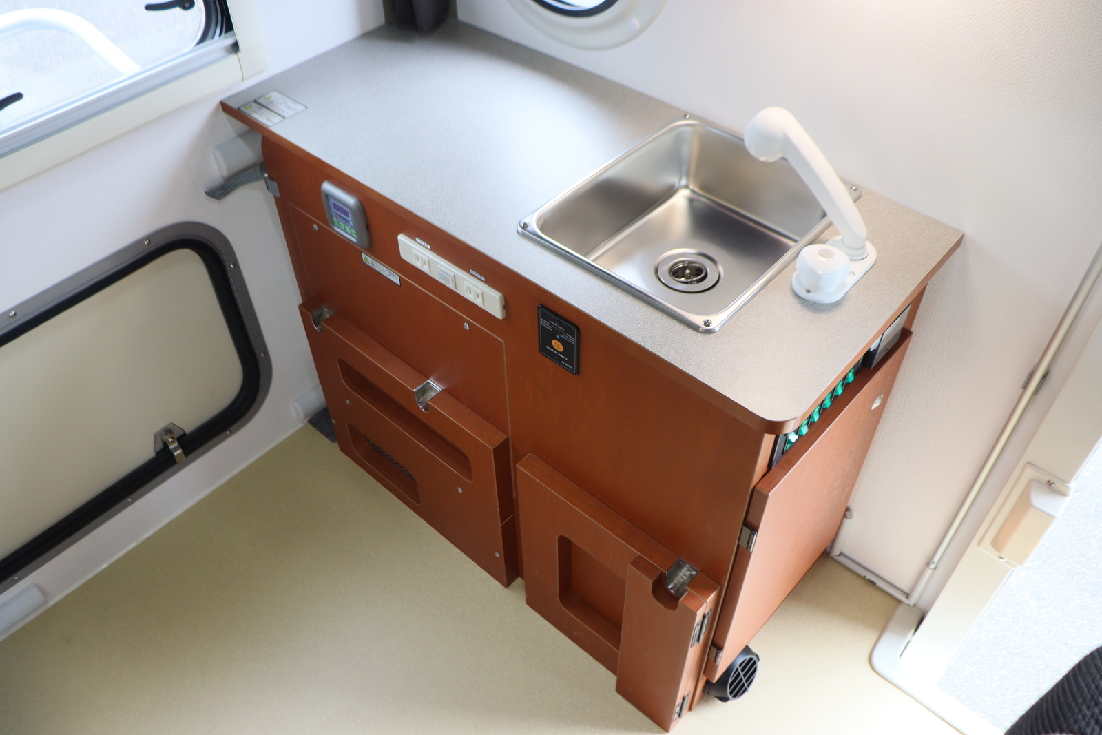 キャンピングカー軽キャンパー