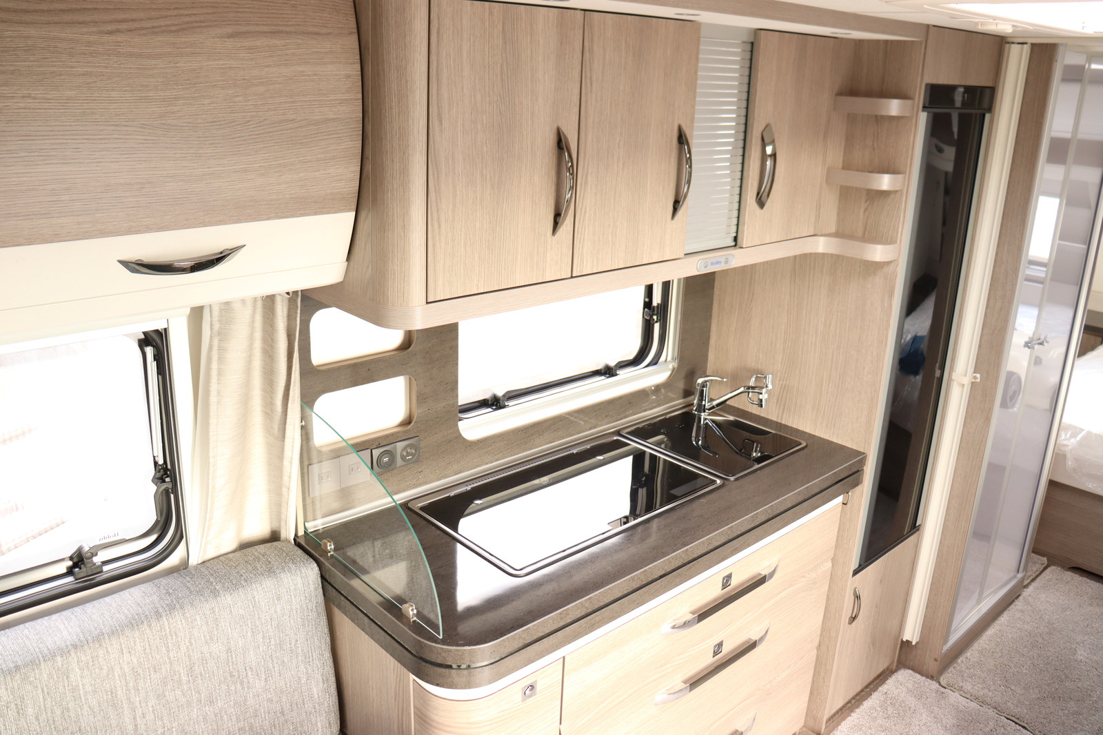 キャンピングカートレーラー