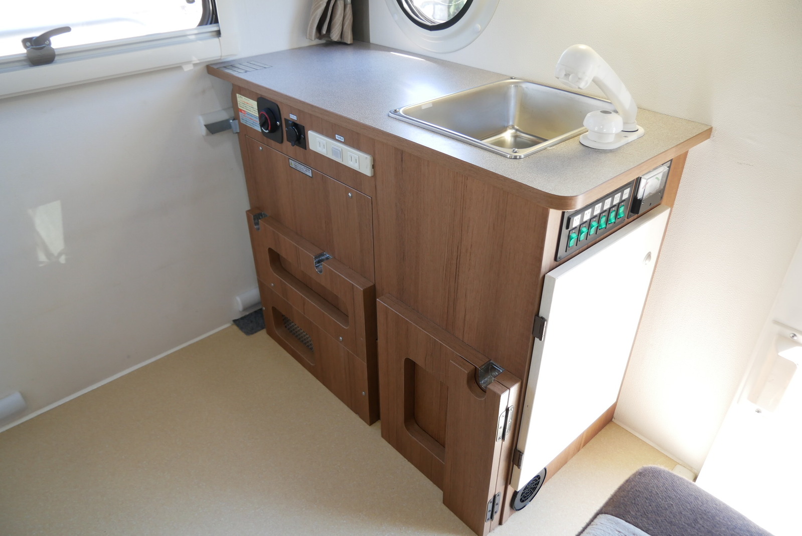 キャンピングカー軽キャンパー