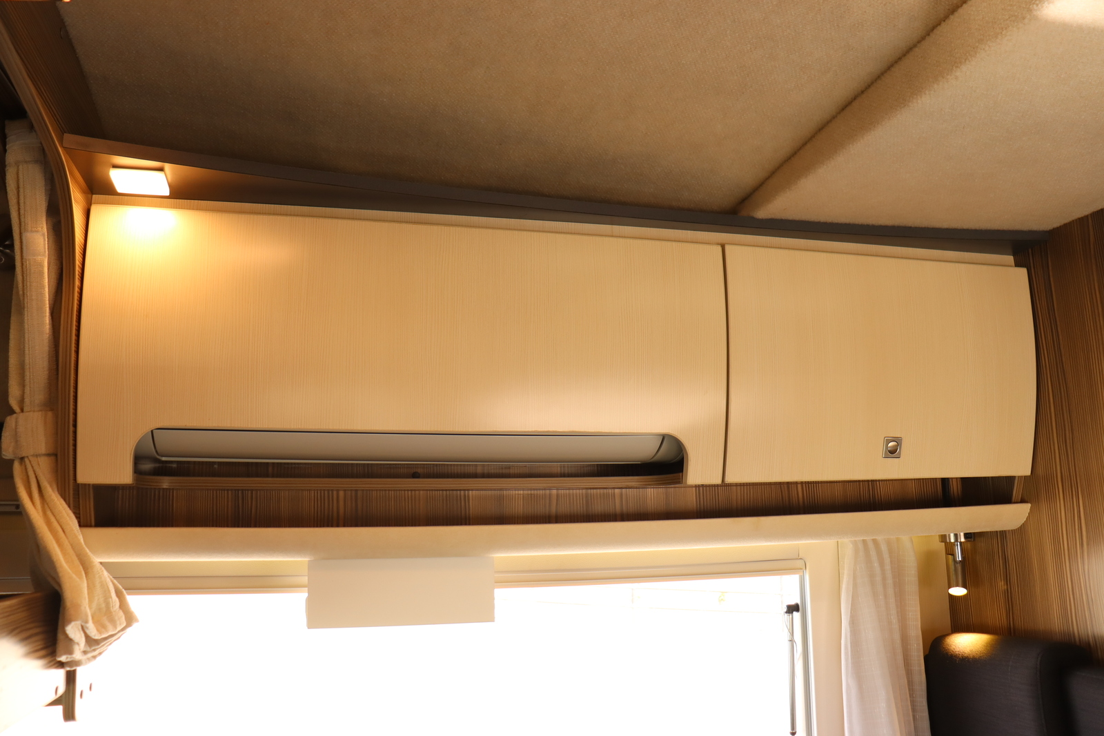 キャンピングカーキャブコン