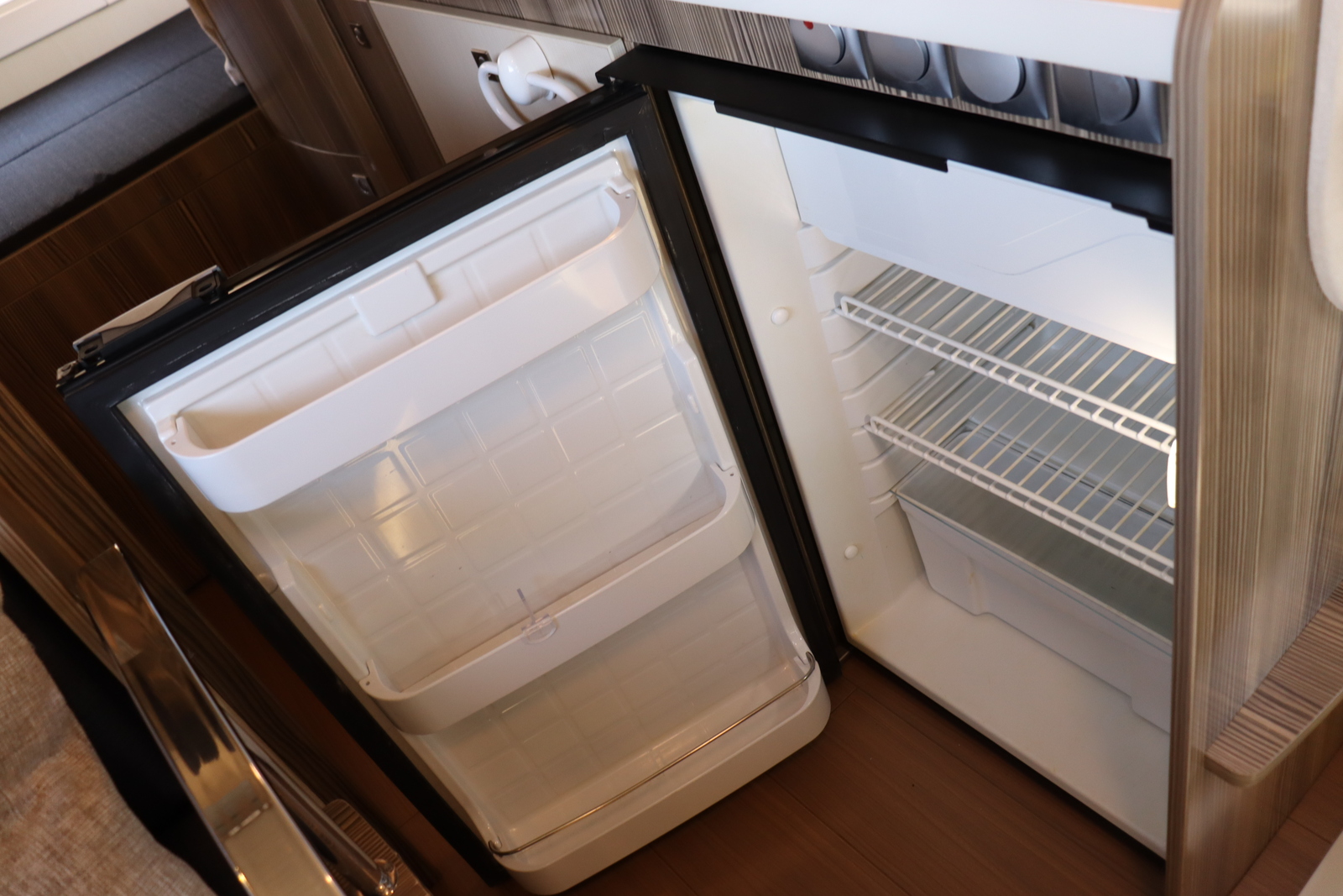 キャンピングカーキャブコン