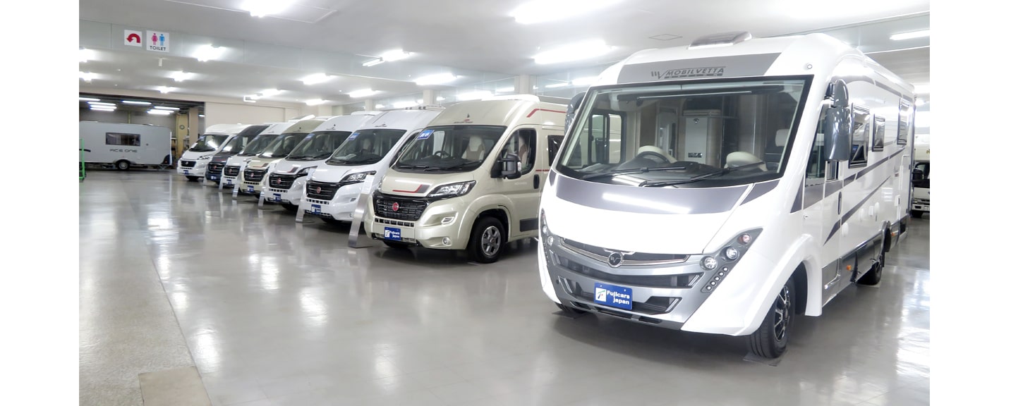 広々とした展示場には、迫力の輸入車モーターホームを展示しています。