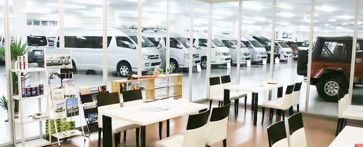 事務所はガラス張りです。キャンピングカーを見ながらゆっくりと商談いただけます。